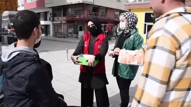Gönüllü gençler, Yeşilay Haftası etkinliğinde sigarasını kıranlara meyve ikram etti Gönüllü gençler, Yeşilay Haftası etkinliğinde sigarasını kıranlara meyve ikram etti