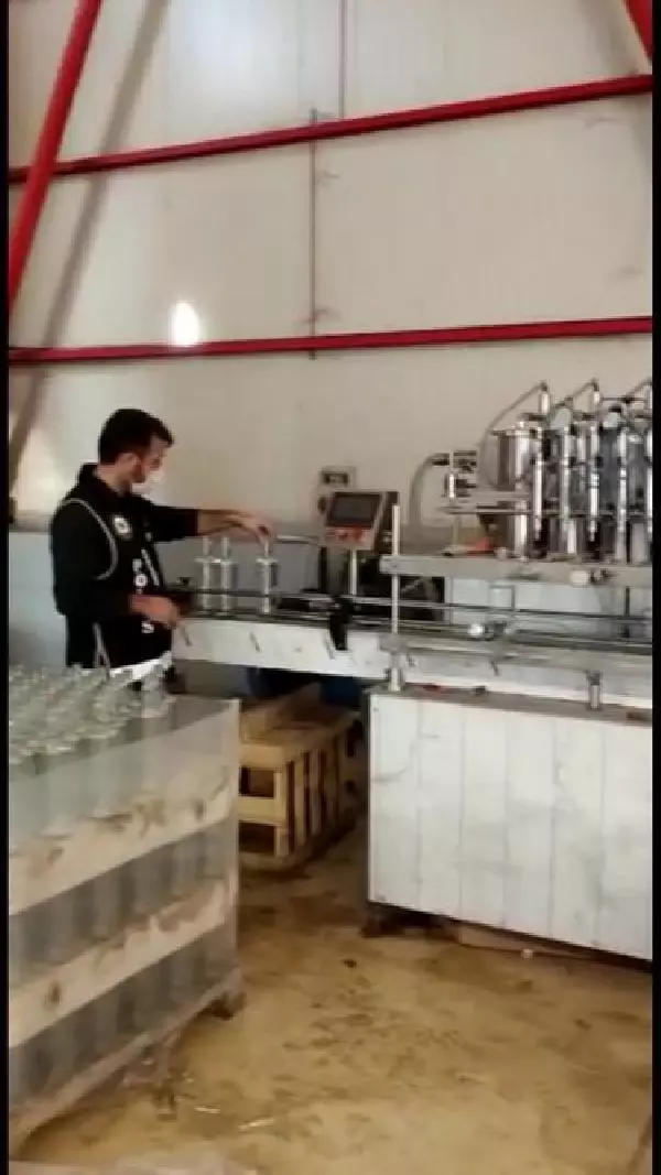 Kaçak imalathaneye baskın 15 ton ve 1200 şişe sahte 'etil alkol' ele geçirildi Kaçak imalathaneye baskın 15 ton ve 1200 şişe sahte 'etil alkol' ele geçirildi