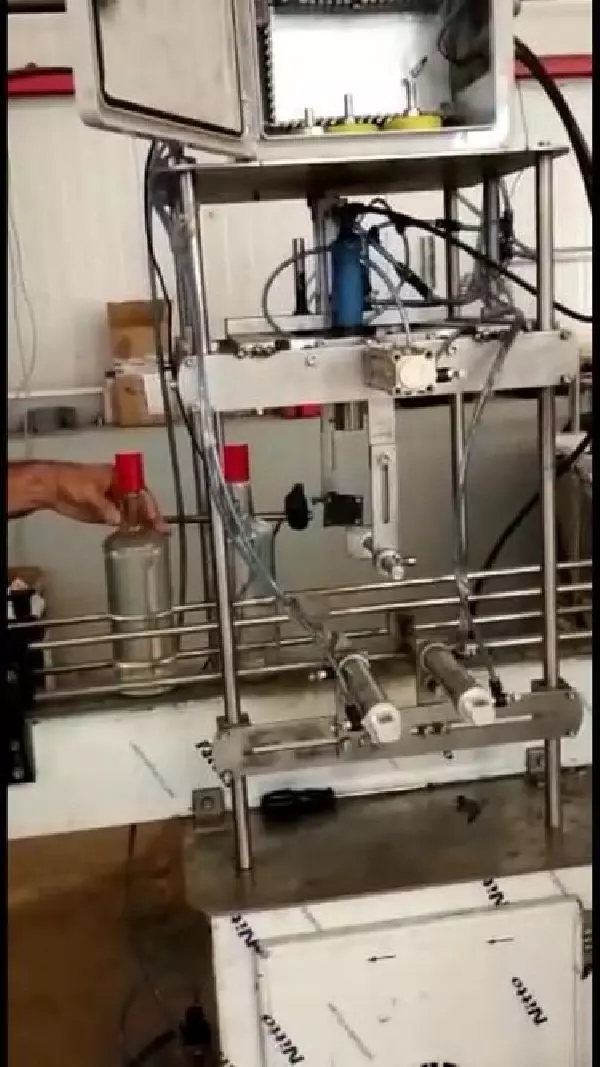 Kaçak imalathaneye baskın 15 ton ve 1200 şişe sahte 'etil alkol' ele geçirildi Kaçak imalathaneye baskın 15 ton ve 1200 şişe sahte 'etil alkol' ele geçirildi