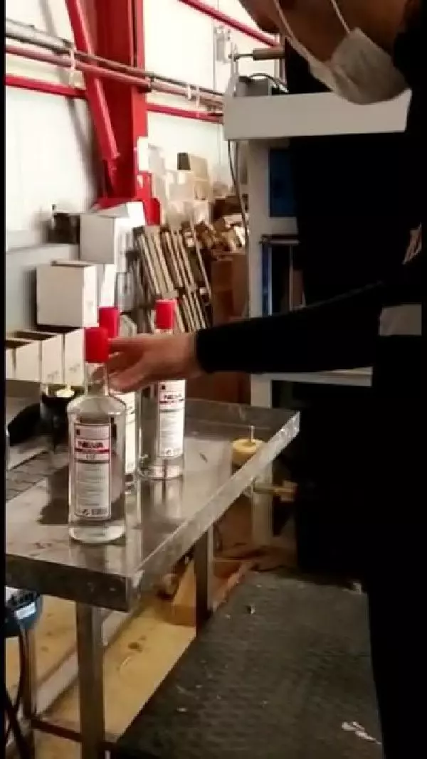 Kaçak imalathaneye baskın 15 ton ve 1200 şişe sahte 'etil alkol' ele geçirildi Kaçak imalathaneye baskın 15 ton ve 1200 şişe sahte 'etil alkol' ele geçirildi