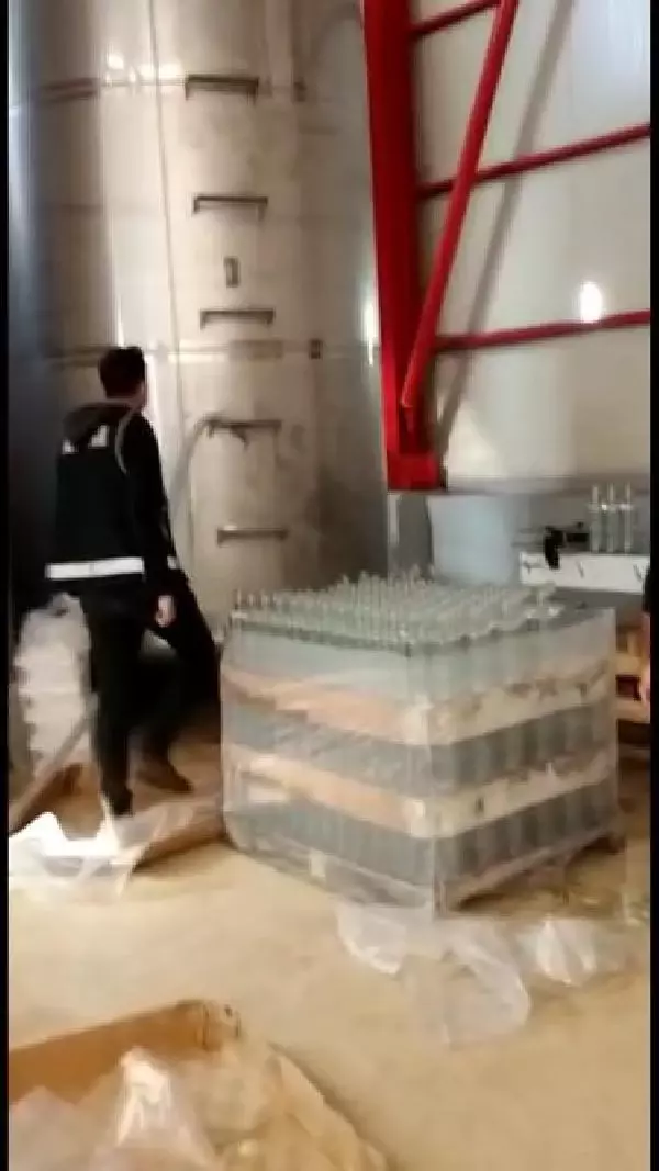 Kaçak imalathaneye baskın 15 ton ve 1200 şişe sahte 'etil alkol' ele geçirildi Kaçak imalathaneye baskın 15 ton ve 1200 şişe sahte 'etil alkol' ele geçirildi
