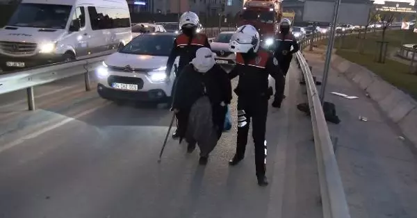 KADIKÖY'DE POLİS TRAFİĞİ TEHLİKEYE DÜŞÜREN DİLENCİ VE SEYYAR SATICILARA GÖZ AÇTIRMADI KADIKÖY'DE POLİS TRAFİĞİ TEHLİKEYE DÜŞÜREN DİLENCİ VE SEYYAR SATICILARA GÖZ AÇTIRMADI