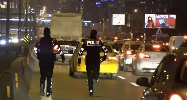 KADIKÖY'DE POLİS TRAFİĞİ TEHLİKEYE DÜŞÜREN DİLENCİ VE SEYYAR SATICILARA GÖZ AÇTIRMADI KADIKÖY'DE POLİS TRAFİĞİ TEHLİKEYE DÜŞÜREN DİLENCİ VE SEYYAR SATICILARA GÖZ AÇTIRMADI
