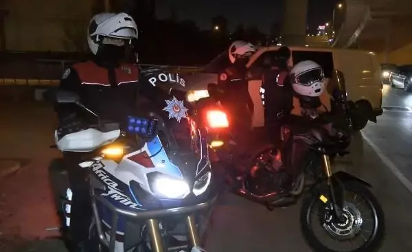 KADIKÖY'DE POLİS TRAFİĞİ TEHLİKEYE DÜŞÜREN DİLENCİ VE SEYYAR SATICILARA GÖZ AÇTIRMADI KADIKÖY'DE POLİS TRAFİĞİ TEHLİKEYE DÜŞÜREN DİLENCİ VE SEYYAR SATICILARA GÖZ AÇTIRMADI