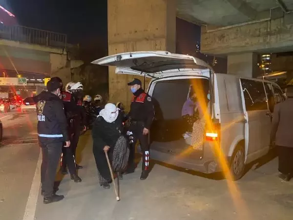 KADIKÖY'DE POLİS TRAFİĞİ TEHLİKEYE DÜŞÜREN DİLENCİ VE SEYYAR SATICILARA GÖZ AÇTIRMADI KADIKÖY'DE POLİS TRAFİĞİ TEHLİKEYE DÜŞÜREN DİLENCİ VE SEYYAR SATICILARA GÖZ AÇTIRMADI