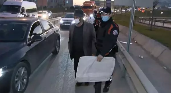KADIKÖY'DE POLİS TRAFİĞİ TEHLİKEYE DÜŞÜREN DİLENCİ VE SEYYAR SATICILARA GÖZ AÇTIRMADI KADIKÖY'DE POLİS TRAFİĞİ TEHLİKEYE DÜŞÜREN DİLENCİ VE SEYYAR SATICILARA GÖZ AÇTIRMADI