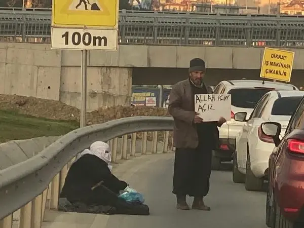KADIKÖY'DE POLİS TRAFİĞİ TEHLİKEYE DÜŞÜREN DİLENCİ VE SEYYAR SATICILARA GÖZ AÇTIRMADI KADIKÖY'DE POLİS TRAFİĞİ TEHLİKEYE DÜŞÜREN DİLENCİ VE SEYYAR SATICILARA GÖZ AÇTIRMADI