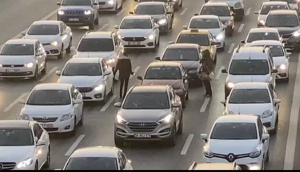 KADIKÖY'DE POLİS TRAFİĞİ TEHLİKEYE DÜŞÜREN DİLENCİ VE SEYYAR SATICILARA GÖZ AÇTIRMADI KADIKÖY'DE POLİS TRAFİĞİ TEHLİKEYE DÜŞÜREN DİLENCİ VE SEYYAR SATICILARA GÖZ AÇTIRMADI