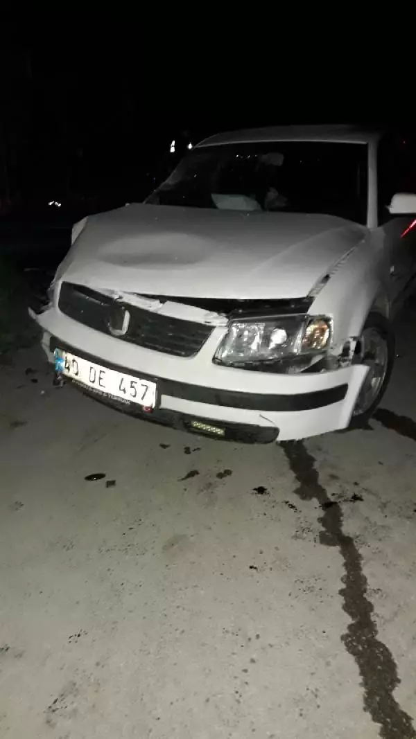 Kamyonetle çarpışan otomobildeki karı- koca yaralandı Kamyonetle çarpışan otomobildeki karı- koca yaralandı