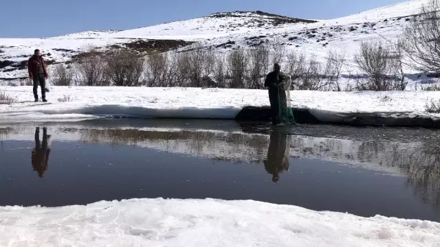 Kars'ta çözülen buzlar balıkçılara yaradı Kars'ta çözülen buzlar balıkçılara yaradı