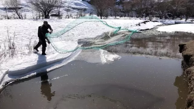 Kars'ta çözülen buzlar balıkçılara yaradı Kars'ta çözülen buzlar balıkçılara yaradı