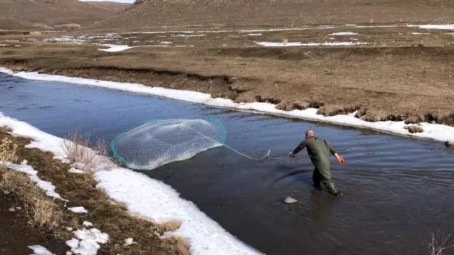 Kars'ta çözülen buzlar balıkçılara yaradı Kars'ta çözülen buzlar balıkçılara yaradı