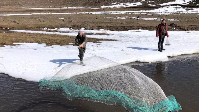 Kars'ta çözülen buzlar balıkçılara yaradı Kars'ta çözülen buzlar balıkçılara yaradı