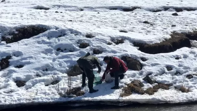 Kars'ta çözülen buzlar balıkçılara yaradı Kars'ta çözülen buzlar balıkçılara yaradı