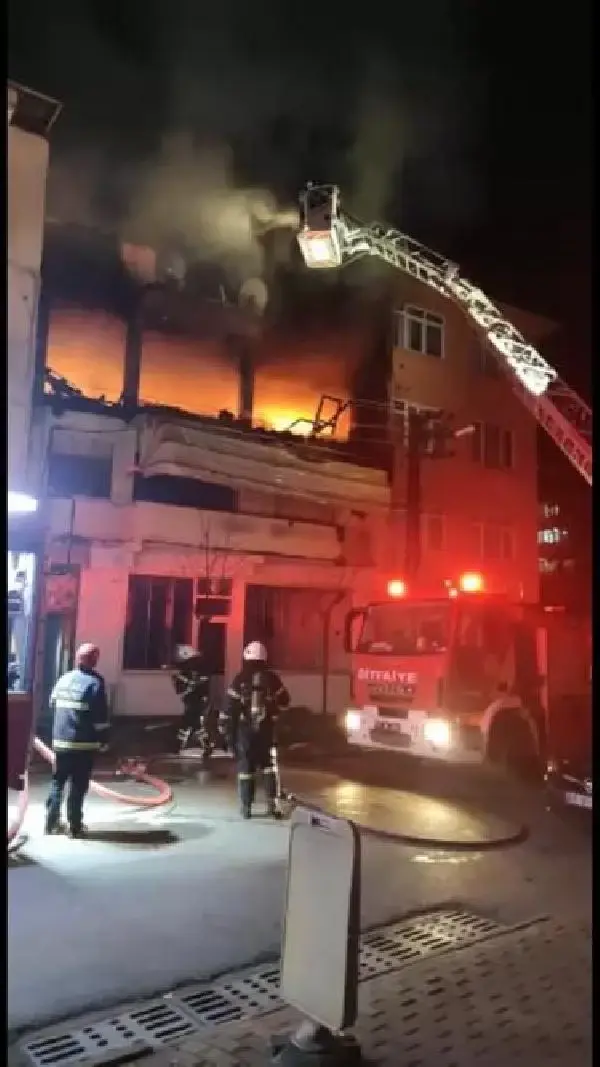 Son dakika gündem: Kıraathanenin deposunda çıkan yangın, binayı küle çevirdi Son dakika gündem: Kıraathanenin deposunda çıkan yangın, binayı küle çevirdi