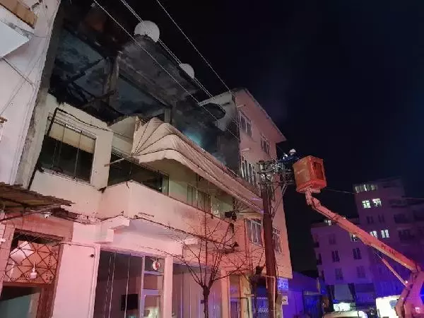 Son dakika gündem: Kıraathanenin deposunda çıkan yangın, binayı küle çevirdi Son dakika gündem: Kıraathanenin deposunda çıkan yangın, binayı küle çevirdi