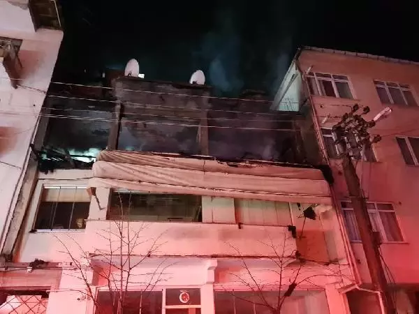 Son dakika gündem: Kıraathanenin deposunda çıkan yangın, binayı küle çevirdi Son dakika gündem: Kıraathanenin deposunda çıkan yangın, binayı küle çevirdi
