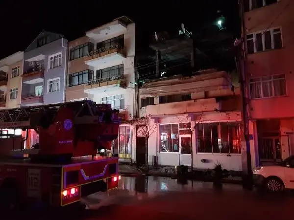 Son dakika gündem: Kıraathanenin deposunda çıkan yangın, binayı küle çevirdi Son dakika gündem: Kıraathanenin deposunda çıkan yangın, binayı küle çevirdi