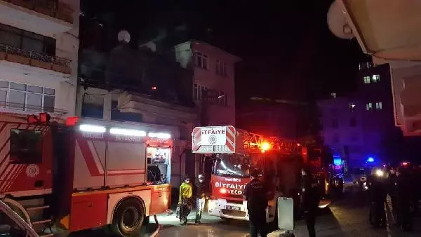 Son dakika gündem: Kıraathanenin deposunda çıkan yangın, binayı küle çevirdi Son dakika gündem: Kıraathanenin deposunda çıkan yangın, binayı küle çevirdi