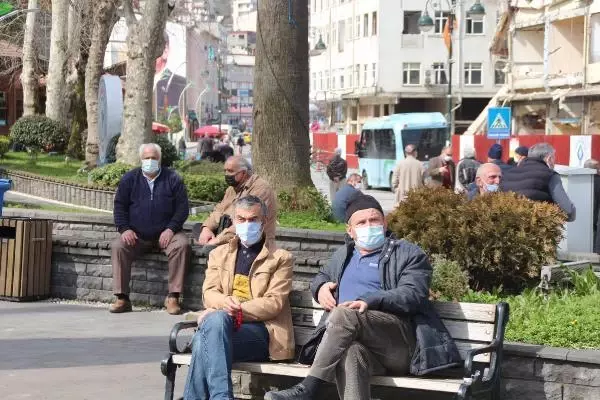 RİZE 'Kırmızı' kategorideki Rize'de, sokaklar yoğun RİZE 'Kırmızı' kategorideki Rize'de, sokaklar yoğun