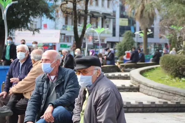 RİZE 'Kırmızı' kategorideki Rize'de, sokaklar yoğun RİZE 'Kırmızı' kategorideki Rize'de, sokaklar yoğun