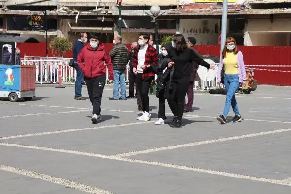 RİZE 'Kırmızı' kategorideki Rize'de, sokaklar yoğun RİZE 'Kırmızı' kategorideki Rize'de, sokaklar yoğun