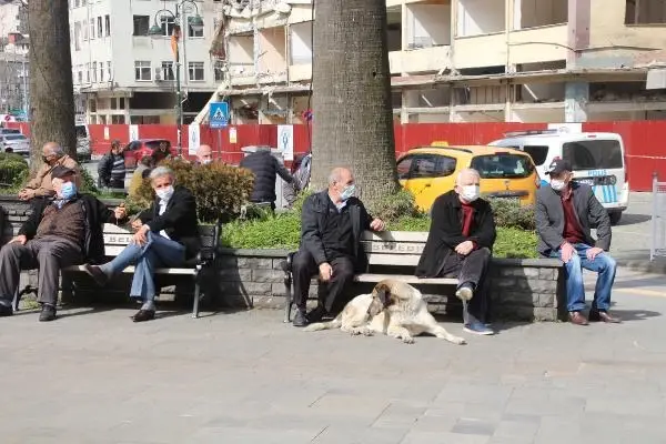 RİZE 'Kırmızı' kategorideki Rize'de, sokaklar yoğun RİZE 'Kırmızı' kategorideki Rize'de, sokaklar yoğun