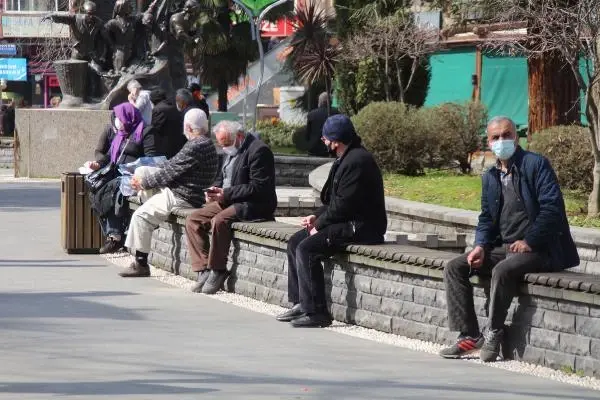RİZE 'Kırmızı' kategorideki Rize'de, sokaklar yoğun RİZE 'Kırmızı' kategorideki Rize'de, sokaklar yoğun