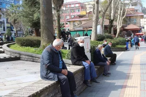 RİZE 'Kırmızı' kategorideki Rize'de, sokaklar yoğun RİZE 'Kırmızı' kategorideki Rize'de, sokaklar yoğun