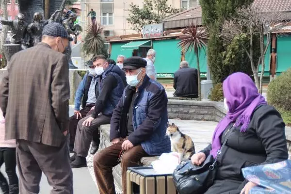 RİZE 'Kırmızı' kategorideki Rize'de, sokaklar yoğun RİZE 'Kırmızı' kategorideki Rize'de, sokaklar yoğun