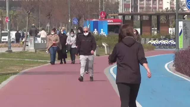 Kısıtlamanın olmadığı ilk cumartesi cadde ve meydanlarda hareketlilik yaşanıyor Kısıtlamanın olmadığı ilk cumartesi cadde ve meydanlarda hareketlilik yaşanıyor