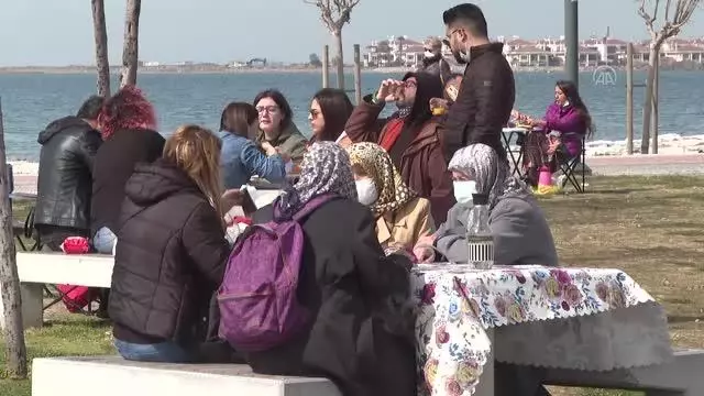 Kısıtlamanın olmadığı ilk cumartesi cadde ve meydanlarda hareketlilik yaşanıyor Kısıtlamanın olmadığı ilk cumartesi cadde ve meydanlarda hareketlilik yaşanıyor