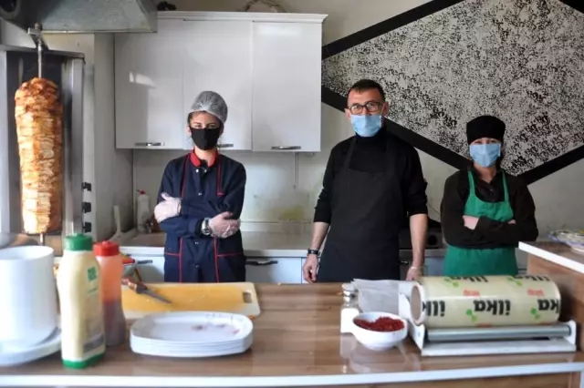 Kız kardeşler, işlettikleri döner dükkânıyla erkeklere taş çıkartıyor Kız kardeşler, işlettikleri döner dükkânıyla erkeklere taş çıkartıyor