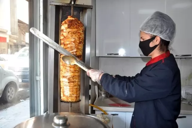 Kız kardeşler, işlettikleri döner dükkânıyla erkeklere taş çıkartıyor Kız kardeşler, işlettikleri döner dükkânıyla erkeklere taş çıkartıyor