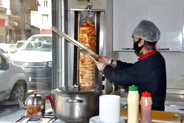Kız kardeşler, işlettikleri döner dükkânıyla erkeklere taş çıkartıyor Kız kardeşler, işlettikleri döner dükkânıyla erkeklere taş çıkartıyor