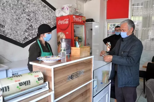 Kız kardeşler, işlettikleri döner dükkânıyla erkeklere taş çıkartıyor Kız kardeşler, işlettikleri döner dükkânıyla erkeklere taş çıkartıyor