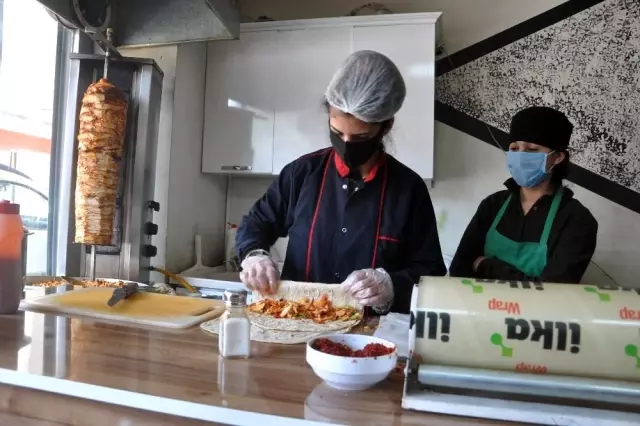 Kız kardeşler, işlettikleri döner dükkânıyla erkeklere taş çıkartıyor Kız kardeşler, işlettikleri döner dükkânıyla erkeklere taş çıkartıyor