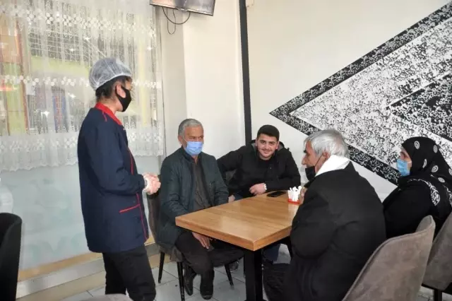 Kız kardeşler, işlettikleri döner dükkânıyla erkeklere taş çıkartıyor Kız kardeşler, işlettikleri döner dükkânıyla erkeklere taş çıkartıyor
