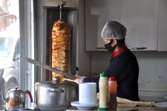 Kız kardeşler, işlettikleri döner dükkânıyla erkeklere taş çıkartıyor Kız kardeşler, işlettikleri döner dükkânıyla erkeklere taş çıkartıyor