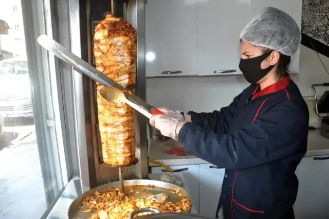 Kız kardeşler, işlettikleri döner dükkânıyla erkeklere taş çıkartıyor Kız kardeşler, işlettikleri döner dükkânıyla erkeklere taş çıkartıyor