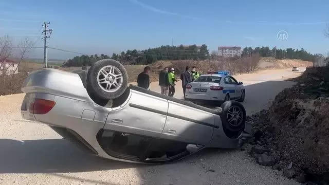 Kontrolden çıkan otomobil takla attı: 3 yaralı Kontrolden çıkan otomobil takla attı: 3 yaralı
