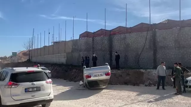 Kontrolden çıkan otomobil takla attı: 3 yaralı Kontrolden çıkan otomobil takla attı: 3 yaralı