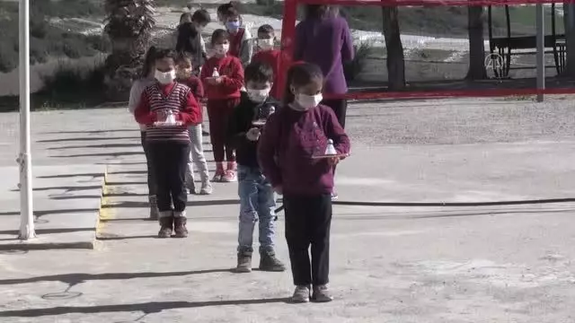 Son dakika haber... Köy köy gezip çocukları badminton sporuyla tanıştırıyorlar Son dakika haber... Köy köy gezip çocukları badminton sporuyla tanıştırıyorlar