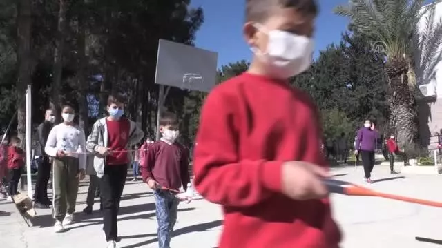 Son dakika haber... Köy köy gezip çocukları badminton sporuyla tanıştırıyorlar Son dakika haber... Köy köy gezip çocukları badminton sporuyla tanıştırıyorlar