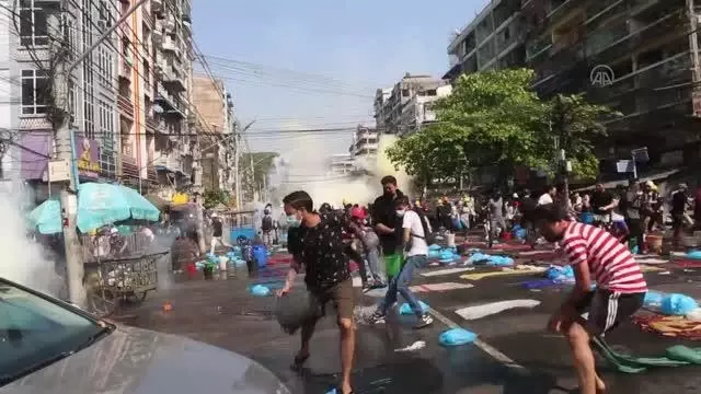 KUALA LUMPUR - Myanmar'da protestocular BM'den 'Koruma Sorumluluğu' talep etti KUALA LUMPUR - Myanmar'da protestocular BM'den 'Koruma Sorumluluğu' talep etti