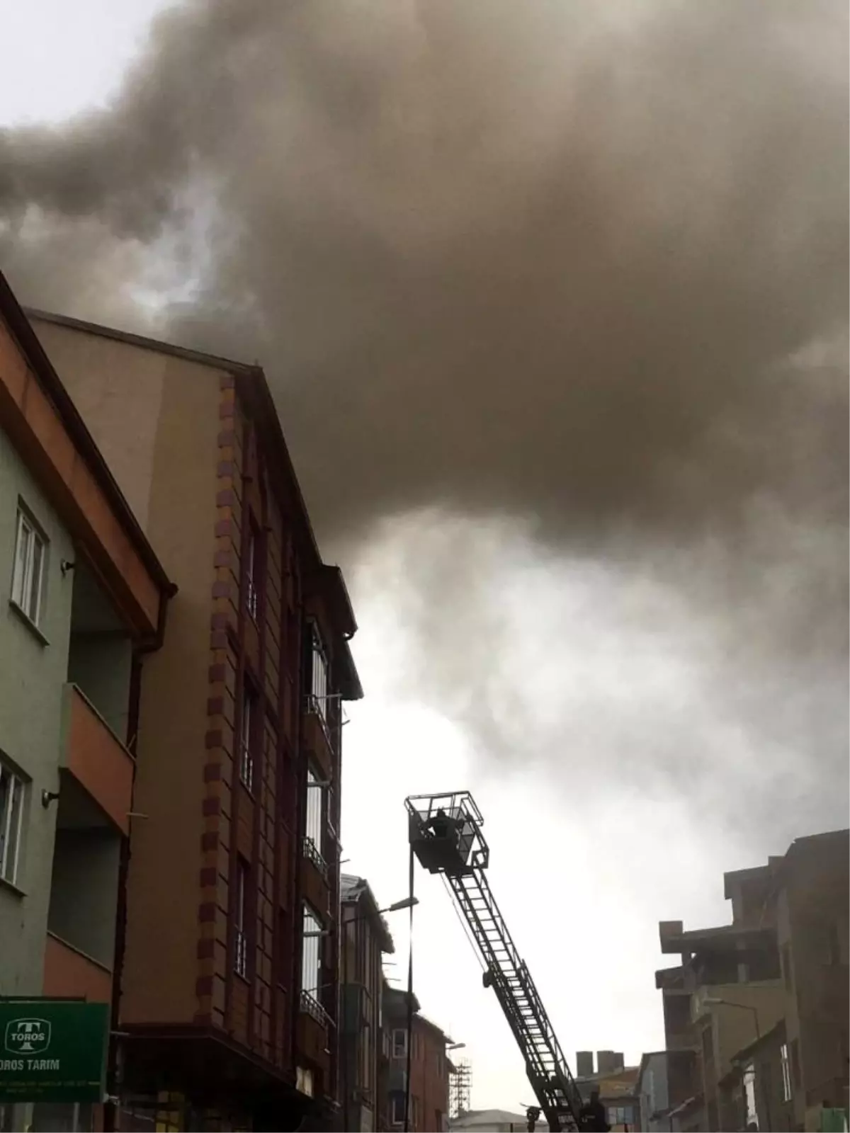 Lokanta bacasında başlayan yangın apartmanın çatısına sıçradı