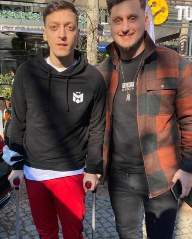 The last photo of Mesut Özil made the fans hurt!  Can stand on crutches