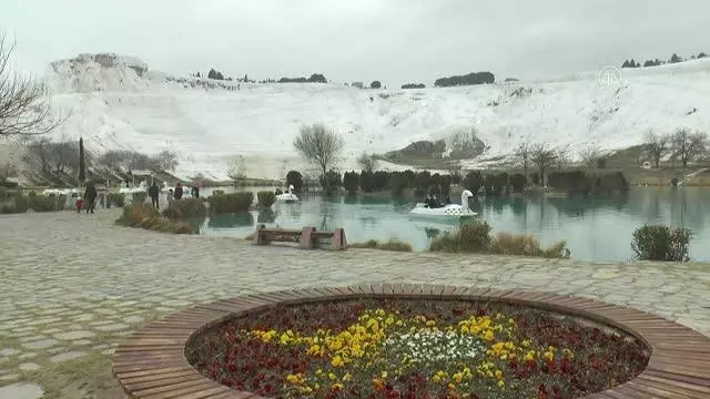 Pamukkale, kontrollü normalleşme sürecinde misafirlerini hafta sonu da ağırlamaya başladı