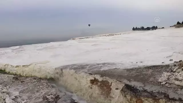 Pamukkale, kontrollü normalleşme sürecinde misafirlerini hafta sonu da ağırlamaya başladı