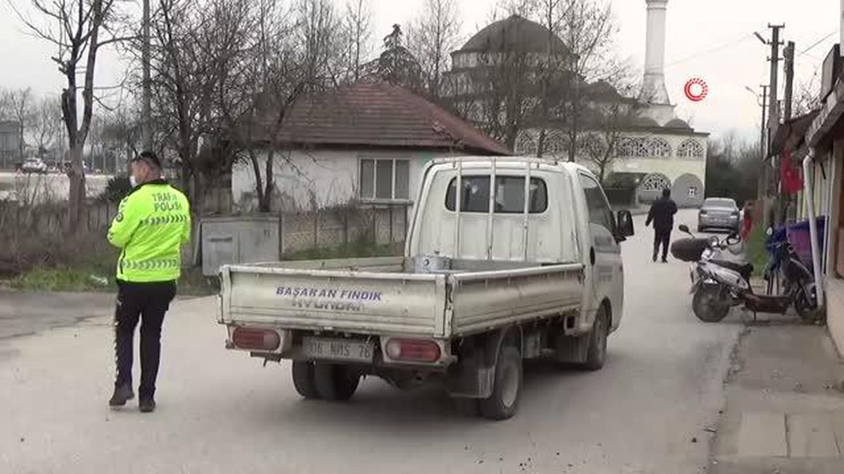 Polis uygulamasından kaçmak için ara sokağa giren 12 araç bağlandı, 53 sürücüye ceza yazıldı